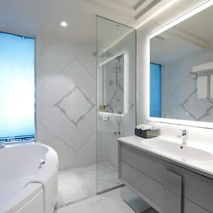 Superior King Room City View